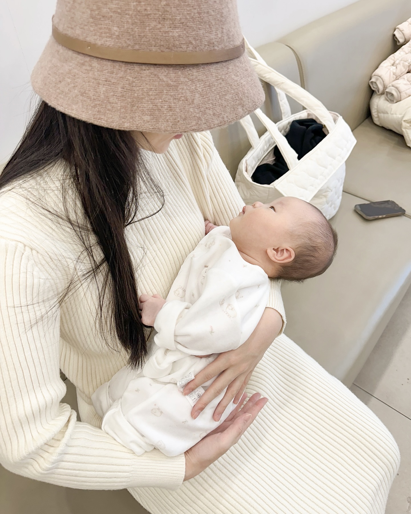 너무 귀여운 울 아가
2개월 접종 완료 ✌🏻
갔다와서 꿀낮잠 자는중
오늘 잘 지나가보자💛🧡

집 앞에 소아과 있어서
걸어갈 수 있어서 넘 죠아따 !!

우리 유나는 로타텍으로 접종완료👶🏻