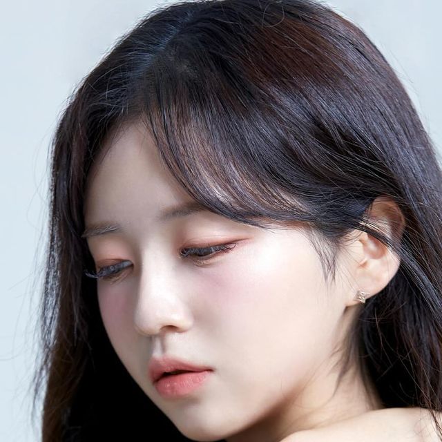 연 우 on Instagram: "#협찬 #바이루나에이치 
[바이루나에이치] @byrunaa 

바이루나에서 메이크업 받고 만족스러운 프로필사진 촬영했어요!

❣️다들 면접이나 프로필사진 촬영할때 데일리메이크업 추천해요❣️

카카오톡 채널 : http://pf.kakao.com/_szPxjxj
네이버 예약 링크 : https://m.place.naver.com/place/1899633428/ticket?entry=pll

👇위치👇
서울 서초구 마방로6길 34 (New Bell Vill) 1층

#협찬 #프로필메이크업 #드투메이크업 #하객메이크업 #양재메이크업 #웨딩메이크업 #면접메이크업 #바이루나에이치 #바이루나 #에이치바이루나
 #프로필 #프로필사진 #프로필촬영 #좋아요반사 #좋반 #좋반테러 #맞팔해요"