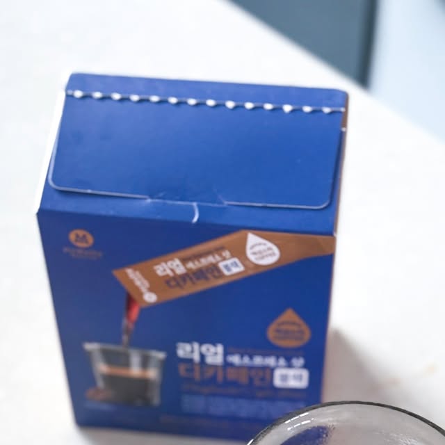유 종숙 on Instagram: "#협찬💡카페 안 부럽다!
맥널티 리얼 에스프레소 샷 디카페인 액상스틱으로
언제 어디서든 내 취향 그대로 커피 타임☕️
⠀
요즘 제 루틴은 출근 전에 맥널티 액상스틱 하나 꺼내서
얼음컵에 콸콸~ 디카페인 아메리카노 완성!
고소하고 초콜리티한 향이 진짜 취향저격이에요🍫
⠀
✔ 100% 아라비카
✔ 카페인 걱정 없는 디카페인
✔ 에스프레소 본연의 진함
⠀
리얼 에스프레소 샷 한 포면
라떼, 아포카토, 티라미수까지 다양한 커피 레시피에 활용 가능해요🍨
집에서도 회사에서도 5초 컷 완성되는 커피, 이게 바로 맥널티 매직✨
⠀
작고 가벼운 액상스틱이라 여행 갈 때도 무조건 챙겨요!
커피 중독자에겐 필수템이죠🔥
⠀
#맥널티 #맥널티커피 #리얼에스프레소샷 #디카페인 #액상커피 #커피 #에스프레소 #레시피 #한국맥널티

구매하기 
https://bit.ly/Espresso_decaf"