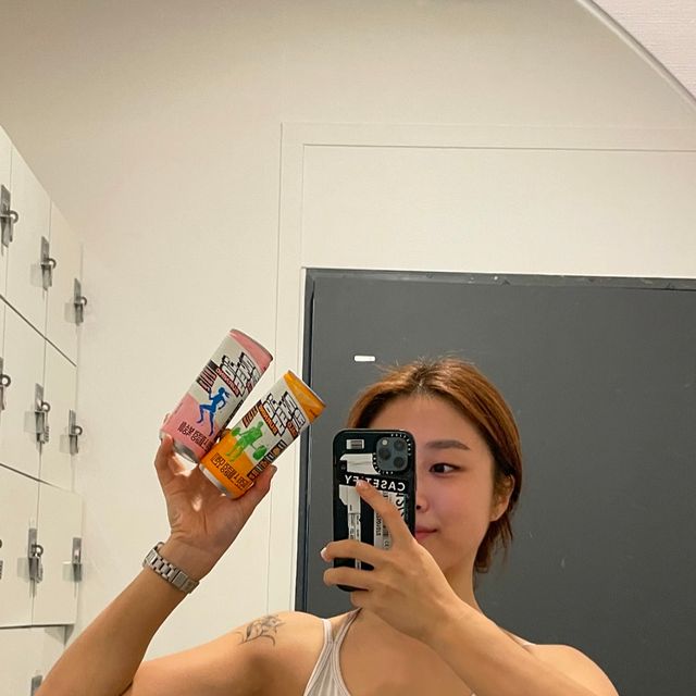 지윤 on Instagram: "#제품제공 #맥널티 #칼로버닝 🍑🍊 이제 탄산음료로 #단백질 채울 수 있는 시대예요,, 바로 #한국맥널티 #프로틴스파클링 😎 요며칠 운동할때 갈증느껴질때, 운동후 #프로