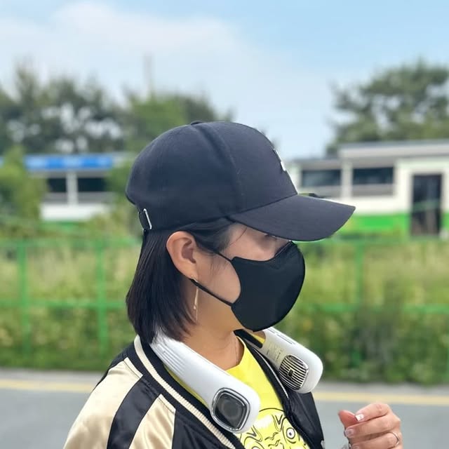 haeundae_s on Instagram: "#광고 

📣 여름 준비는 미리미리! 요즘 가장 애정하는 여름 필수템 소개할게요 🌬️💖 

✔ 바로 👉 SMIRIA 넥밴드 선풍기 👈
진짜 이거 쓰고 나서 여름 야외활동이 완전히 달라졌어요 😎☀️ 

🔥 양손이 자유로운 넥밴드 타입이라 산책할 때, 운동할 때, 캠핑 갈 때, 심지어 집안일 할 때도 완전 편해요.
기존 휴대용 선풍기는 손에 들고 있어야 해서 은근 귀찮았는데, 이건 목에 착! 걸고 끝.
게다가 디자인도 세련돼서 패션 아이템처럼 착용 가능해요 🖤 

💨 바람 세기도 정말 강력!
8단 풍속 조절 가능해서 상황에 맞게 딱딱 맞춰 쓸 수 있어요. 더울 땐 터보 바람으로, 실내에서는 은은한 바람으로 활용 중✨
특히 조용해서 도서관이나 사무실에서도 민폐 없이 시원하게 🧊 

🔋 충전식이라 편리성도 UP!
USB 충전으로 간편하고, 완충하면 꽤 오래 가요. 가방에 쏙 넣고 다니면서 여름 내내 시원함 유지 가능해요 💼🎒 

💡 SMIRIA 브랜드답게 디테일도 최고!
넥라인에 맞춘 인체공학적 설계 덕분에 착용감이 편하고 목에 무리가 없어요. 무게도 가벼워서 오래 착용해도 부담 없고요 🙆‍♀️ 

🌿 저는 이거 벌써 친구들한테 추천해서 다들 하나씩 장만했어요 ㅋㅋ
진짜 여름 필수템으로 강추! 👏👏 

✔ 공식 구매 링크:
👉 https://link.coupang.com/a/cwQVb6 

✔ 브랜드 공식 계정:
@smiria2012 팔로우도 함께 GO! 📲 

✨ 이 여름, 덥다고 고생하지 말고 SMIRIA 넥밴드 선풍기로 시원하게 보내보세요 😍 

#넥밴드선풍기 #SMIRIA넥밴드선풍기#SMIRIA#목걸이선풍기#핸즈프리선풍기#신상템#휴대용선풍기#선풍기#선풍기추천"