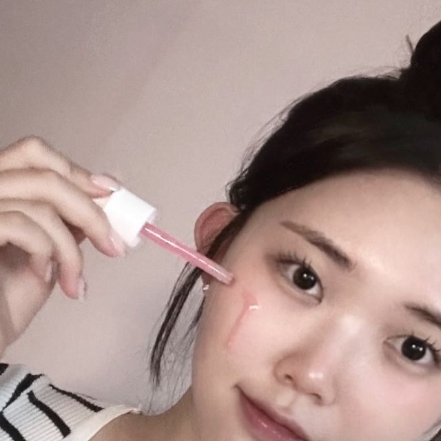 지원 on Instagram: "#광고 @medicube_korea 
🎀성분 맛집 메디큐브에서 24년 6월 new ‘PDRN+펩타이드+연어콜라겐+코엔자임 Q10 등 고가의 에스테틱 성분을 아낌없이 넣은 핑크 흔적앰플’이 출시되었습니다!

핫 에스테틱 성분 ‘연어 PDRN 1%’를 핑크앰플 한 병에 담아 단 2주 만에 거뭇한 흔적/잡티를 강력하게 케어해, 맑고 깨끗한 피부로 핑크 토닝 효과를 선사합니다 :)

같은 자리에 잡티&흔적이 반복되는 이유는, 그 자리에 탄력&장벽이 무너졌기 때문이라고 하는데요, PDRN 앰플로 탄력&장벽을 동시에 케어해, 흔적이 반복되지 않도록 근복적인 케어를 도와줘요.

고농축으로 깊은 수분감을 선사하며, 요즘같이 더운 여름에도 끈적임 없이 즉각 흡수됩니다!!

비타민B12 본연의 핑크색감으로, 처음부터 끝까지 건강한 성분으로 피부에 핑크 속광을 선사합니다 :)

📍이런 분들에게 추천드립니다!!
✏️반복되는 피부 흔적을 개선하고 싶으신 분
✏️연어 PDRN 성분을 앰플로 느끼고 싶으신 분
✏️피부 속부터 차오르는 탄력있는 속광이 필요하신 분
✏️흡수 빠른 수분 앰플을 찾으시는 분
✏️홈케어로 에스테틱 효과를 누리고 싶으신 분

🌀일주일 사용 후기
끈적이고 답답한 것을 싫어하는데 이 제품은 전혀 끈적임이 없어 좋았어요! 특히나 더운 요즘 트러블도 자주 일어나는데 진정이 된 거 같아 좋았고 피부도 밝아지고 화장할 때 피부 표현도 이쁘게 되어서 아주아주 만족합니다 :)

#광고 #메디큐브PDRN #메디큐브PDRN핑크흔적앰플 #핑크흔적앰플 #PDRN #잡티세럼 #잡티앰플 #흔적앰플"