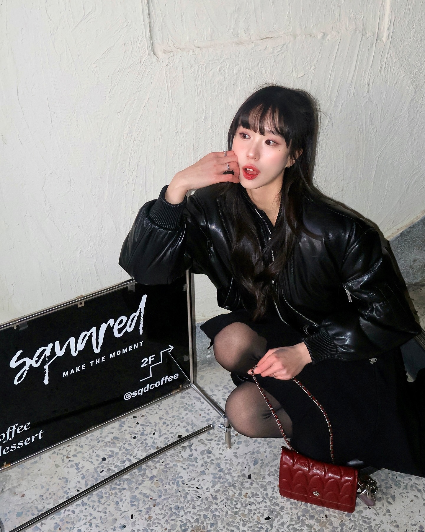 이 날은 1월 10일 저한테는 기념일이 두개나 있는 날이에요!
새해가 시작되면 항상 이 날을 준비해요!
남자친구 생일과 남자친구랑 사귄 날이거든요!
그래서 평소 눈여겨 보고 있던 예쁜 조각 케익이 있는 카페에 다녀왔어요!
저희 커플은 케익을 많이 못먹어서 조각 케익이면 충분하답니댜ㅎㅎ
예쁜 조각케익 사진은 10장 이슈로 못 넣었지만 나중에 따로 올릴게요🤍

그리고 이 날 기념일이라고 열심히 꾸며보았는데 고데기가 망해버려서 그냥 반묶음으로 묶어버렸어요.. 열심히 꾸미려하면 꼭 망하더라고요..ㅜㅜ
그래도 은은한 광택이 너무 예쁜 크롭 기장의 레더 패딩으로 트렌디한 코디 완성해보았어요!! 적당한 볼륨감 덕분에 더더 맘에들어요!
플러피 에코 레더 소재로 가벼운 웰론 충전재를 사용해 따뜻하기까지!
역시 블랙코디를 해주니 마음이 편안~하네요ㅎㅎ

adhoc.official 

#협찬 #adhoc #애드호크 #애드호크패딩 #여자패딩추천 #여자패딩 #여자겨울코디 #여자코디 #여자패딩 #여자패딩룩 #여자패딩코디 #패딩룩 #패딩코디 #OOTD #겨울스타일링 #레더자켓 #레더코디