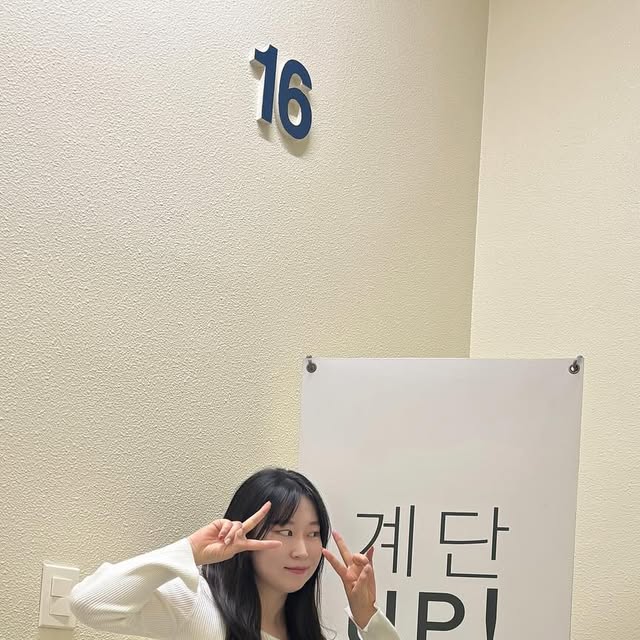오덕쿵 on Instagram: "#협찬 🤍새바지와 새신발로 신난사람 바로 저요🤍
점점 날이 더워져서 그런지 
흰티에 청바지 운동화가 가장 예쁜것 같아요!

편하고 예쁜 옷입고 점심시간 계단 다이어트!
👚 @spao_kr 스퀘어넥 골지니트
👖@standarderror_official 벌룬핏 라이트인디고
👟 @newbalance 740ar2

벌룬핏에 요즘 빠져있는데 -5키로 처럼 보이게 해주는 매직
캣워싱이라 색감이 너무 예뻐서 조아요🤍
너무 두껍지 않고 그렇다고 얇지도 않아서 딱 예쁜 핏이라 추천!
길이감이 길어서 굽있는 운동화랑 신으면 특히 예뻐요!

스탠다드에러 바지 구매는 무신사로🛍️

#스탠다드에러 #STANDARDERROR #남여공용팬츠 #데님 #데님팬츠 #팬츠 #바지 #와이드바지 #워싱팬츠 #와이드팬츠 #데일리룩 #바지추천 #DenimPants #Denim #Pants #무신사 #무신사코디 #뉴발란스740 #740ar2 #newbalance740 #musinsa #무신사청바지"
