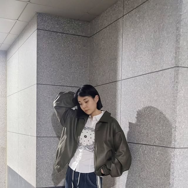 s_Habaek on Instagram: "이번에 '스탠다드에러'의 "블루종 스웨이드 자켓 카키"를 입어 보았는데요🤗

'스텐다드에러' 만의 클래식하면서도 힙한 느낌의 스타일을 입게 되어서 너무 좋았어요😍

정적인 듯한 느낌이 들면서도 고급스럽고 자연스러운 색감에 더욱 매력적인 느낌이라 마음에 들더라구요😘

클래식한 카라넥 디자인으로 깔끔하면서도 고급스러운 느낌이며 원단 표면에 빈티지한 크랙 효과를 구현한 스웨이드의 질감이 매력적이라 요즘같은 가을날씨에 더욱 강추드려요~🥰

2WAY 지퍼로 다양한 스타일로 연출이 가능하고 활용도도 높은데 이쁘기까지 하니 너무 좋아요😊

소매와 밑단 밴딩으로 후줄근해 보이기보단 안정감있는 핏도 역시 마음에 들었구요!☺️

편안한 착용감에 루즈에서 오버핏 느낌으로 제작되어서 활동성도 높고 고급스러움도 느껴져서 모든 부분들이 다 맘에 들더라구요😚

이번 가을 정말 강추하는 자켓이예요❣️❣️❣️

#스탠다드에러 #STANDARDERROR #남여공용자켓 #자켓 #데일리룩 #가을데일리룩 #자켓추천 #간절기아우터 #레더자켓 #스웨이드자켓 #jacket #パンツ #outer"