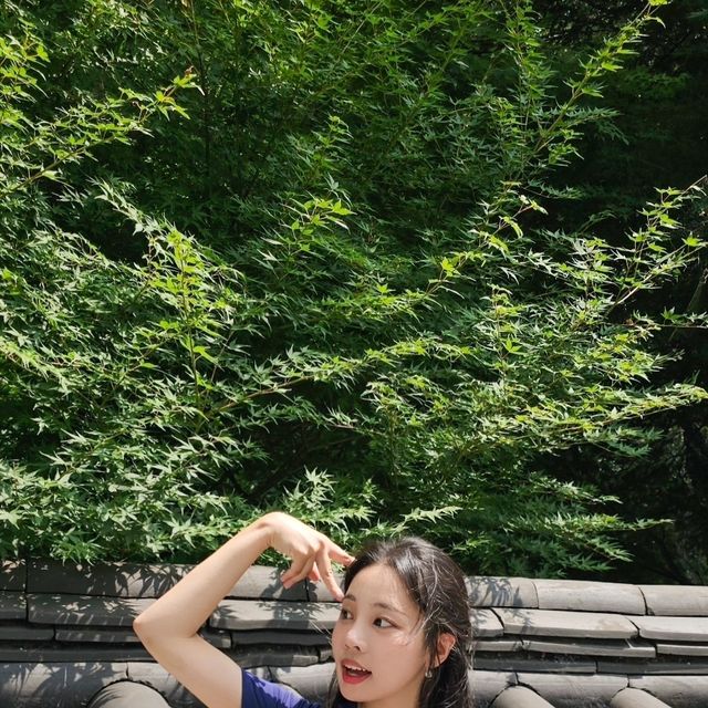 강남자취몽 / 자취일상 (24) on Instagram: "👕 웬유무브 레터링 세미크롭 <NAVY> 👕
@whenyoumove_official

팬츠에도 스커트에도 만능으로 어울리는 레터링 크롭티  어떻게 입느냐에 따라 데이트룩도, 힙룩도 되는 카멜레온 같은 티셔츠예요 🩷

소재가 너무 시원하고 부드러워서 자주 찾아 입게 돼요 
몸매 라인도 이쁘게 잡아주는 디테일이 눈에 띄는 고급진 크롭티예요.

아직도 날이 더운데 시원한 데일리 반팔티는 하나 있어야죵🤭

구매 링크 :  https://www.musinsa.com/app/goods/4197773

#크롭티 #웬유무브 #whenyoumove  #크롭반팔티 #크롭티셔츠 #반팔티셔츠 # 여름티셔츠 #20대여자코디 #20대룩 #예쁜여자옷 #30대여자코디 #여름옷 #여자옷추천 #여름코디 #오오티디 스트릿패션 #데일리룩"