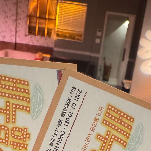 윤 on Instagram: "오늘 대학로에서 연극 비누향기를 관람했는데 배우분들이 너무 재미있게 오프닝하셔서 일단 들어오자마자 너무 빵빵 터질정도록 재밌었구요!! 스토리 내용도 연기를 너무너