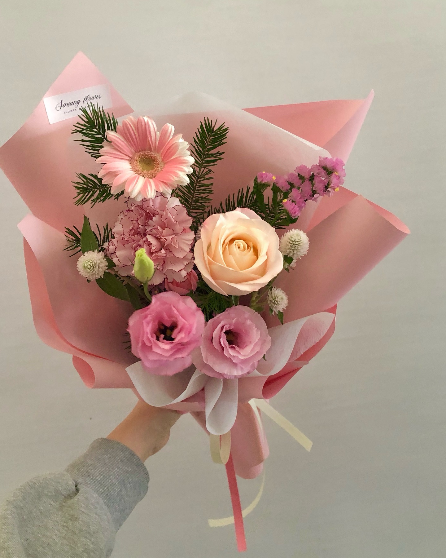 미니꽃다발🎀

𖤐생화상품은 예약제로 진행하고 있어요!
𖤐원하시는 색감,무드는 최소3~4일전(주말제외)부탁드리며 당일이거나 하루전 또는 꽃사입 이후 주문건은 매장에 있는 꽃으로 맞춰 제작해드려요

#신상플라워꽃다발

 ꕤ 꽃 예약문의 ꕤ 
𝑲𝑨𝑲𝑨𝑶 . 신상플라워
📞. 010-9414-8065