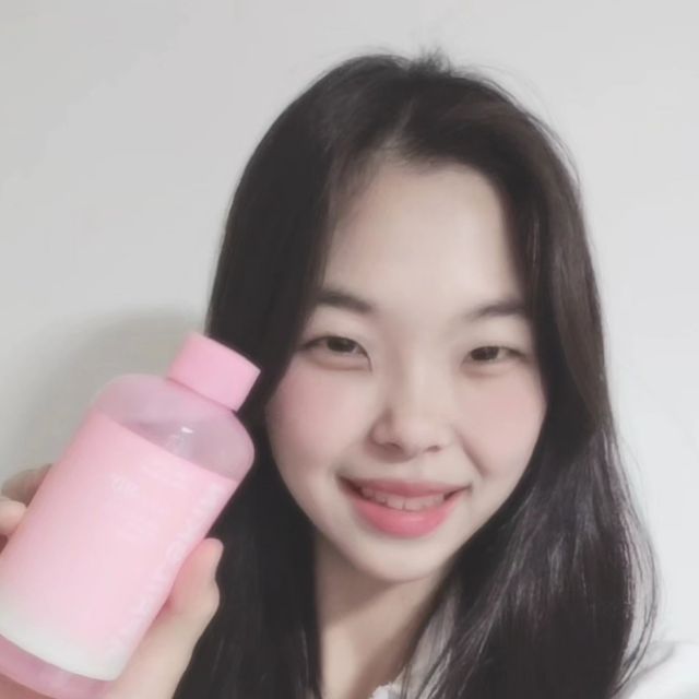 @1.haeun on Instagram: "_
#광고 @aprilskin_korea
에이프릴스킨 핑크알로에 비타토너 🍑

이번에 에이프릴스킨에서 새로 출시한 제품이에요!

무려 핑크 알로에를 통째로 넣어 강력한 트러블
진정에 도움을 준다고 해요

끈적임 없고 답답함 없이 산뜻한 제형의 토너!
그렇다고 수분감 촉촉함이 없는게 아닌건 다들 아시죠?!

또한 그냥 토너로만 사용하는 것이 아니라
흡토부터 토너팩까지 200% 활용 가능! 

흡토&찹토 / 팩토&닦토
토너를 적신 화장솜을 얼굴에 붙혀 5~10분간 집중케어

🫵🏻 트러블 피지
🫵🏻 오돌토돌 피부결
🫵🏻 번들번들 과다유분 

사용해보시고 피부결 개선을 직접 체험해보세요💗
(민감하고 예민한 피부도 사용 가능가능..)

https://naver.me/5S9EBqU8

#에이프릴스킨 #핑크알로에비타토너 #핑크알로에
#핑크알로에토너 #비타토너 #토너 #스킨 #저자극토너 
#진정토너 #약산성토너 #피부진정 #피지 #피지제거
#알로에 #데일리토너 #토너추천 #피지개선"