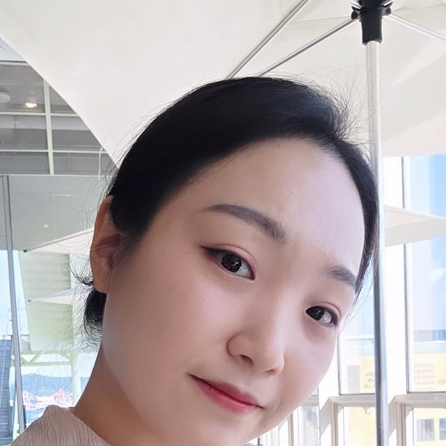 염은진 on Instagram: "#광고
애기낳고 쌩얼로 칙칙하게 다니다가 간만에 생기발랄한 메이크업 해봄ㅎㅎ
인생내내 갈색음영 화장만 하던 내게 2aN의 밝은 분홍빛이 처음엔 부담스러웠는데 오히려 2aN화장품 써보고 왜 이제야 알았나 싶을 정도로 화사하고 예쁨😌 밝은 핑크 톤이 피부에 생기를 더해주면서도 고급스러운 느낌까지 줘서 갑자기 어려진 기분🤭

🍑사용 제품소개🍑
🌸 파운데이션 (롱 웨어링 파운데이션 미니): 촉촉 크림형으로 발림도 좋고 커버력까지 완벽한데 두껍지도 않음! 밝고 화사한 톤이라 피부가 맑아보임
✨ 아이셰도우 (투에이엔 아이팔래트): 부드러운 발림성이 좋아서 뭉침 하나도 없고 발색도 생각보다 분홍빛이 자연스럽게 화사함(맨날 갈색 음영 셰도우만 쓰던 지난 날의 나.. 안녕..)
💕 애교살라이너(컬러플레이 듀얼 라이너): 생기발랄 아이메이크업에 반짝임 한꼬집. 눈앞머리랑 애교살에 더해주니 눈빛까지 빛나보임
💗 치크 (듀얼치크): 살면서 치크 메이크업 한번도 안해본 나한테도 부담스럽지 않게 찰떡. 진한색으로 중점주고 연한색으로 스머지하면서 전체적으로 발라주니 생기발랄 메이크업 완성
🌟하이라이터(퓨어글래시 하이라이터): 얼굴에 지방 꺼지는 부분 있기마련인지라 하이라이터로 보완하고 은은한 펄이 피부의 자연스러운 광을 끌어올려줘서 얼굴을 환하게 밝혀줌

2aN으로 완성한 오늘 메이크업, 진짜 인생메이크업이라 어디 갈 일 있을 때 무조건 오늘처럼 하고 갈 거. 하루종일 밖에 있었는데 무너짐 1도 없어서 수정화장도 안함. 남편도 계속 예쁘다고 신기하게 쳐다봄! 나도 이제 갈색 색조템 버리고 부농부농 💕색조템으로 정착 😍

#2aN #올영픽 #올리브영추천템 #올영필수템 #러브버블컬렉션 #롱웨어링파운데이션미니 #컬러플레이듀얼라이너 #부산나들이 #부산현대미술관 #피아크 #F1963"