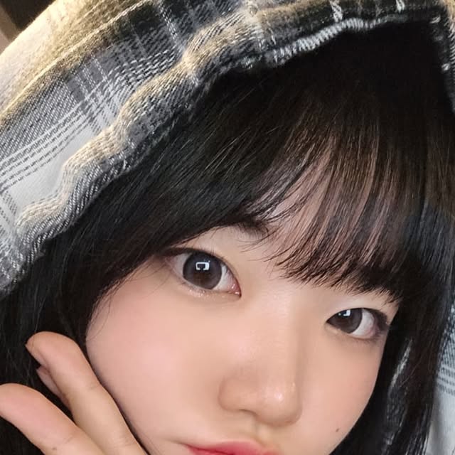 숨 on Instagram: "#광고 @vivabrown_official 넘 맘에 드는 테크후드셔츠 발견...🖤 레이어드 해서 입기도 좋고, 휘뚜루 마뚜루 걸쳐 입기 좋아서 애착템으로 등극 ㅎㅎ 무엇보다 모자 사이즈가 훌렁