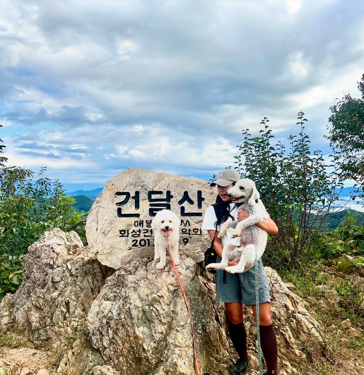 이 구역의 건달은 나라개!!!🐶(feat.장개돌)
하늘이 넘넘 예뻤던(절기는 과학충..) 날🩵
개돌라잇따순 + 숨인따운이모와 즐거운 산책
.
.
#outdoors #travel #trekking #hiking #mountains #summit #yolo #트레킹 #하이킹 #반려견 #힐링 #반려견등산 #반려견산책 #애견동반산행 #강아지산책 #댕댕이 #댕댕이그램
#건달산 #등산 #산스타그램 #등산스타그램 #산책