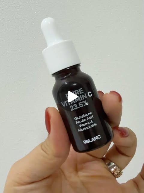 햄 on Instagram: "#광고
[나인블랑] 나인블랑 영국산 순수비타민C 23.5% 기미 앰플
스포이드에서 떨어지는 순간부터 다름.
묽게 흘러내리는 게 아니라, 고함량 비타민이 꽉 찬 제형이 주르륵💧
피부에 올리면 겉돌지 않고 밀도 있게 스며들면서 
쫀쫀하게 코팅되는 느낌이에요.
순수 비타민C 23.5%라 처음엔 살짝 따끔했는데, 
이게 피부가 반응하고 있다는 신호라니 괜히 믿음이 가더라구요.
며칠 쓰다 보니 결이 매끈해지고, 다음 날 화장 먹는 게 확실히 달라요.
햇살 아래서 은은하게 차오르는 이마·광대 속광까지…
칙칙했던 피부 톤이 한 톤 맑아진 느낌 🤍
비타민 앰플, 이제 진짜 함량 보고 고르게 되는 이유.
.
#나인블랑#9BLANC#비타민C앰플#기미앰플"