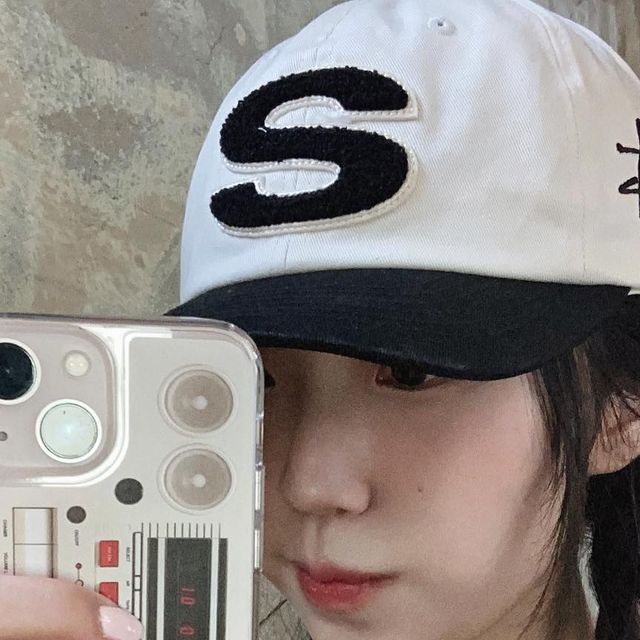 seohyun.jo on Instagram: "#광고 
@likemake_official 
_
귀엽고 튼튼한 케이스 끼고 카페 나들이… 🌱
_
_
_
#라이크메이크 #likemake_official #아이폰케이스 #휴대폰케이스 #스마트폰케이스 #케이스추천 #폰케이스추천 #아이폰케이스추천 #스투시모자 #스투시 #stussy #더바이닐하우스 #thevinylhouse #버뮤다팬츠 #버뮤다팬츠코디 #버뮤다팬츠추천 #에세이 #eessay #슬리브리스 #여름코디 #여름코디추천 #콘하스 #콘하스연남 #연남카페 #스트릿코디 #fyp #outfitinspo #ootd"