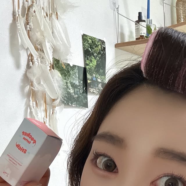혜삐Jenny❤️ on Instagram: "#광고
-

저 요즘에 색조라고는 
투에이엔 제품만 거의 쓰는거 아시죠?

올리브영에서 투에이엔을 알게 된 후로 
사랑에 푹 빠졌는데요!

사실 저는 웜톤들에게 투에이엔을 
꼭 추천하고 싶은 이유가 있어요!

제가 봄웜라이트 라서 사실 
코랄이나 오렌지톤은 어울려도 
핑꾸핑꾸 한 메이크업은 어울리는 제품 찾기가
하늘에 별따기였는데 
이번에 올영에서 투에이엔 제품들 중 
웜톤이 해도 어울릴만한 
핑크핑크한 듀얼치크와 포켓 코튼 블러링스틱을
찾아서 핑크 메이크업을 해봤어요!

제가 이번에 잘 사용한 제품은 
듀얼치크 러브로지 컬러와
포켓 코튼 블러링 스틱 베이비 피치
그리고 퓨어 글래시 하이라이터 라임밤 컬러에요!

듀얼치크 러브로지는 핑크톤이 분명한데
웜톤도 충분히 어울릴 만한 과하지 않은 핑크라
웜톤들이 핑크핑크한 메이크업을 할때
포인트로 주기 너무 좋고

포켓 코튼 블러링 스틱 베이비 피치 컬러는
블러셔로도 사용 가능하지만 
저는 쿨톤 핑크틴트를 사용하기 전에
립 베이스로 사용해서
너무 핑크끼가 동동 돌지않게 해주니
웜톤인 저에게도 적당한 핑크 메이크업이 되더라구요!

그리고 영상 보시면 아시겠지만 
퓨어 글래시 하이라이터 라임밤 은
발색으로 말 다 했죠?
저 영롱함 보세요!

색조는 역시 투에이엔이에요!

-

#투에이엔#블루밍가든#올영추천#봄웜#봄웜라#듀얼치크#하이라이터#2aN"