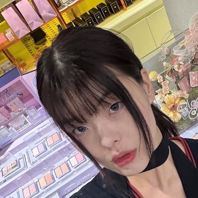전혜원 전꿀벌 on Instagram: "✨더현대 투에이엔 팝업💜
🪩투에이엔에서 얼마전에 걸스나잇 컬렉션을 런칭했어요
🎄연말 분위기 가득한 더현대에서 파티 느낌 낭낭한 투에이엔 팝업까지 함께 보니 크리스마스가 물씬 느껴져요
💄특히 평소 눈여겨 보던 제품을 최대 40%까지 할이하니까 그냥 지나칠 수 없죠!

기간 : 12/05~12/12
위치 : 더현대 서울 B2층

[Event]
-팝업 현장에서 제품 구매 시 담는 만큼 가져갈 수 있는 스쿱 이벤트!🍬
-스토리 업로드시 룰렛 이벤트 참여 가능!🟣

특히 걸스나잇 컬렉션은 패키지도 예쁘고 모델도 레벨 아이린님이라 더욱 제품이 돋보이는 거 같아요 :)

* 2aN 브랜드로부터 제품을 제공 받았지만, 저의 솔직한 견해를 담아 포스팅을 작성하였습니다.

#투에이엔 #2an #투에이엔팝업 #걸스나잇컬렉션 #듀얼치크 #베러미아이팔레트 #퓨어글래시하이라이터 #더현대 #더현대서울 #더현대팝업 #더현대비클린팝업 #비클린팝업 #팝업추천 #팝업스토어 #연말데이트"