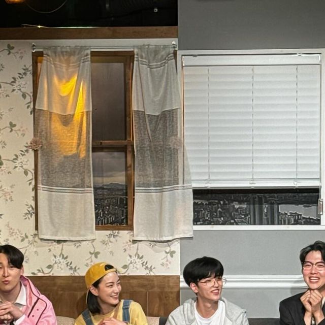 @yun_eevee on Instagram: "연극명: 비누향기
위치: 혜화 서연아트홀

”슈퍼루키 작가 성훈! 불의의 사고로 기억을 잃고 나서 쓰는 대본마다 퇴짜를 맞아 힘들어한다. 사고가 아버지 탓이라고 생각해 그 이후 아버지와의 관계도 서먹해졌다.“ 

코믹, 뭉클, 감동 여러가지 감정이 솟구치는 연극이었어요!
코미디 연극 참 좋아하는데, 감동도 필수로 들어가야 여운이 남더라고요.
곁에 있는 사람의 소중함.. 감사함이 막 느껴졌어요.
따뜻한 여운 남기고 남자친구랑 손 꼭 붙잡고 나왔답니다.

’비‘가 울리면 ’누‘군가의 ’향‘기가 ’기‘억난다 #연극비누향기 여러분도 소중한 사람과 함께하세요~!
•
•
•
#혜화연극 #대학로연극추천 #연극추천 #대학로공연 #연극후기 #연극 #비누향기 #혜화데이트 #연극데이트 #주말데이트 #주말나들이 #혜화데이트 #대학로연극 #대학로데이트"