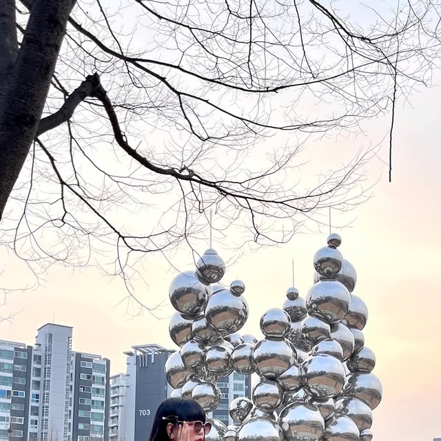 류혜니 on Instagram: "#광고 한창 뛰어놀나이 🖤🩶🤍 ℹ️ Jacket : 비바브라운 85-VIVA040 유틸리티 빈티지 오버핏 레더 자켓 #비바브라운#여자자켓#크롭자켓#레더자켓#오버핏자켓#상의#자켓추천