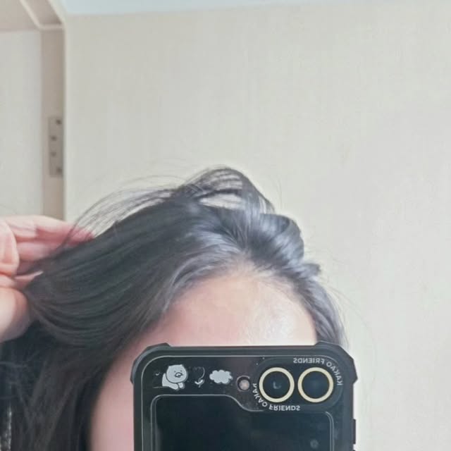 joyjoyjo__real on Instagram: "#광고

저는 허리까지 내려오는 숱 많은 긴머리인데요!👩
그래서 머릿결 관리에 진심이에요 홈케어를 누구보다 신경쓰는데
그런 제가 좋아하는 헤어 브랜드가 있답니다🩵
바로 #비단부티크 #베제드수아 예요!🌸
베제드수아 헤어팩과 헤어 미스트를 모두 사용해보다가
드디어 #향좋은샴푸 로 알려진 #베제드수아샴푸 도 사용해봤어요🩵

☝️일단 그 누구도 흉내낼 수 없는 독보적인 향기가 압권이죠
✌️고혹적인 잔향을 남기는 프리미엄 헤어 샴푸예요
👌프랑스 조향사가 직접 제조해서 유니크한 향기를 남기고
🫰샴푸만 해도 비단같은 머릿결에 놀라고
🫶두피에 안전한 성분들로 구성되어 있어서 두번 감탄하게 되죠

남들과는 다른 샴푸향을 풍기면서
두피에 수분감을 남겨주니 가려움이 없고
샴푸만 사용해도 부들부들해져서 계속 만지고 싶어지고
민감한 두피도 걱정없는! 베제드수아 수분 샴푸입니다☘️

📌NO인공색소로 투명한 제형인데요
📌자연유래 계면활성제를 사용해서 더욱 부드러워요
추천합니다!!

#파리지엔느향기 #건조한모발용 #좋은향 #실키한샴푸 #윤기나는모발 #향좋은 #순한샴푸"