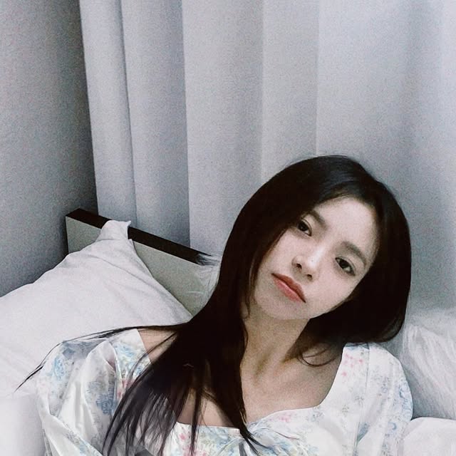 iru 이루 on Instagram: "#협찬 푸쉬레(POUSIERÉ) CANDY 라인으로 
집에서도 포근하게꒰ঌ(⃔ ⌯’ ‘⌯)⃕໒꒱˚‧｡♥｡‧˚

장미 패턴이 사랑스럽고 로맨틱한 무드를 더해주는 캔디 탑&쇼츠 세트♥
탑은 달콤한 사탕에서 영감 받은 퍼프 소매 디자인이라 소녀감성 뿜뿜˚₊·—̳͟͞͞♥ 
넓게 파인 스퀘어 넥이 쇄골이랑 어깨선을 우아하게 드러내줘서, 집에서도 편하고 예쁘게 ❥･•

잠들기 전에 집에서 쉴때 기분전환 홈웨어로 딱인 @pousiere.love ♥

#푸쉬레 #POUSIERE #캔디라인 #홈웨어 #로맨틱무드 #소녀감성 #잠옷 #데일리룩 #협찬"