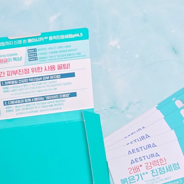 하니 on Instagram: "#광고 지만
붉은기+예민+민감성피부가
💚에스트라 에이시카365 흔적진정세럼 pH4.5💚

1ml 샘플이 7개 들어 있는
7일 체험 샘플링 키트로
⭐1주일간 찐으로 사용해 본 후기!!⭐

리트머스 테스트지까지 함께 들어 있어서
피부에 흡수되고 나서
내 피부 pH도 함께 체크해볼 수 있었음!

테스트 결과
찐으로 pH4.5로 약산성인거까지 체크 완료😆

보통 저처럼 민감피부면서
*붉은기가 올라오는 이유는
(*외부자극에 의한 일시적인 붉은기)

일반 피부보다 높아져있는
피부 pH 때문임!!!ㅜㅜ

피부 pH 보호막이 무너지면
피부장벽이 손상되어
외부 자극요인을 쉽게 받을 수 밖에 없고

외부 자극요인의 침투가 쉬워지면
*붉은기가 발생할 수 있음😭
(*외부자극에 의한 일시적인 붉은기)

그래서 저와같은 민감성 피부가
제대로 된 진정케어를 하고 싶다면
⭐pH를 필수로 확인⭐해야 함!!!

💚에스트라 에이시카365 흔적진정세럼 pH4.5💚에는

민감붉은기에 최적화된 성분인
✅ pH4.5CICA™

✅ Zinc(징크)로 민감피부 진정 
✅ 4X CICA로 손상된 피부장벽개선
✅ PHA로 약산성 환경개선까지~

단순히 제형만 약산성을 만드는게 아니라
피부에 흡수되고 나서도
피부 pH 자체를 약산성으로 유지해주는거라

매일매일 써볼수록
피부가 확실히 진정되는게 느껴짐😘

어느 정도 쿨링감도 있어서
피부의 열감도 케어해주고
*붉은기, 피부톤까지 한꺼번에!
(*외부자극에 의한 일시적인 붉은기)

기존에도 에이시카 세럼을 사용을 하긴 했는데
💚에스트라 에이시카365 흔적진정세럼 pH4.5💚은

완~전히 리뉴얼되어 출시되어서 그런가

흔적 진정에서
일시적인 붉은기까지 케어 가능해서
진정케어에 더욱더 효과적👍
 
수분감도 충분히 느껴져서
건성+민감성 피부인 내가 쓰기에도
건조함이 느껴지지 않았음!

피부 장벽 자체를 
건강하고 탄탄하게 만드는
찐 진정케어가 필요하다면

피부 pH지수부터 근본적으로 케어해주는
💚에스트라 에이시카365 흔적진정세럼 pH4.5💚 추천👏

🛍️🛒4월 올리브영에서 프로모션 진행중이라
4월 동안 무려 25% 할인된 가격에

💚에스트라 에이시카365 흔적진정세럼 pH4.5 40ml를 구매하면
20ml 더 추가 증정되는데다
에이시카 크림 1ml까지 GET 할 수 있다는거!🫶

더 자세한 정보는
아래를 참고해주세요 :)

 https://m.oliveyoung.co.kr/m/goods/getGoodsDetail.do?goodsNo=A000000222839
.
.
.
.
.
.
.
.
.
.
#pH4.5약산성시카세럼 #에이시카약산성세럼 #에스트라약산성세럼 #약산성시카세럼 #약산성붉은기진정세럼 #에이시카붉은기세럼 #올영진정세럼추천 #올리브영진정세럼 #에이시카흔적진정세럼 #에이시카세럼 #흔적진정세럼 #에이시카 #흔적세럼 #진정세럼 #에스트라 #민감피부 #진정 #흔적 #붉은기 #잡티 #하니뷰티"