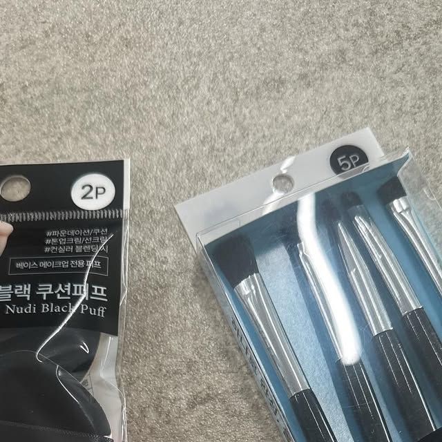 한경화 | #협찬

태화글로비즈 스코네뷰티 브러쉬&퍼프 세트

심플하고 고급스러운 제품 디자인
GS25 편의점에서 구매 가능한 제품으로, 접근성이 좋고, 휴대성이 뛰어나 일상 속에서 간편하게 사용 가능🖤

퍼프 : 커버력, 밀착력, 지속력 등 자연스러운 피부... | Instagram