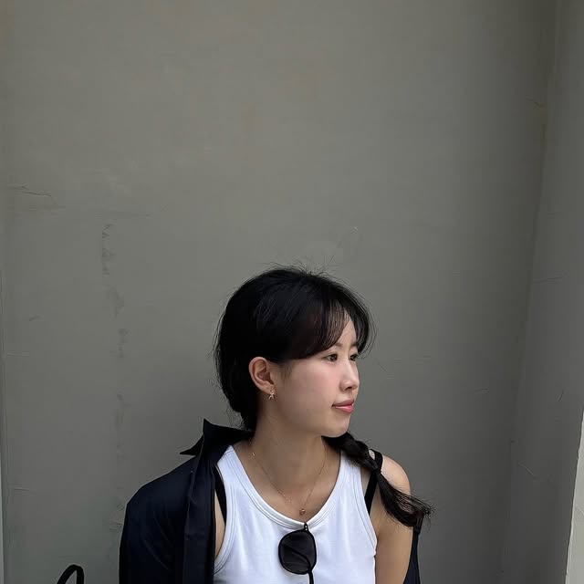 이옹나 | 패션 on Instagram: "# 협찬 주말에 비가 시작되는 중. 몸을 포옥 감싸는 오버핏 셔츠와 함께 해뜰 때 놀러가요🫧🦢 낭낭한 실루엣이 캐주얼 그 잡채. +요즘 나를 살찌운 누텔라.. 대추천 한봉지 1,000kcal 순삭 

#셔츠코디 #캐주얼코디 #여자코디 #팬츠맛집 #직장인룩 #오오티디패션 #패션계정 #룩북 #여름휴가준비 #like #lfl #styling #blogger #ootdinspo #korean"