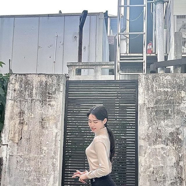 가묨미 on Instagram: "#광고 
가벼운 외출이나 출퇴근길 요즘 매일 신는 “현현” 발편한 슬리퍼

발아치의 모양을 잡아주는 디자인과 
알록달록 귀여운 컬러감으로 어디에나 잘 어울리는 쿠션슬리퍼에요

말랑말랑 폭신한 재질과 아치를 잡아주는 덕에 
오랜시간동안 발에 배기지 않고 신을 수 있답니다
(10시간동안 신어고 돌아다녔는데 굿 👍)

미끄럼 방지 기능이 있어 물놀이장에서도 신을 수 있고,
족저근막염을 치료/방지해줄 수 있는 슬리퍼랍니다 !
더워지는 요즘, 발편한 슬리퍼 추천드려요 🫶

📍https://smartstore.naver.com/hhhada/products/10186460453

#족저근막염슬리퍼#평발슬리퍼#쿠션실내화#쿠션슬리퍼#족저근막염실내화#어글리슬리퍼#쿠션거실화#평발실내화#EVA슬리퍼#EVA실내화#푹신한슬리퍼#여성슬리퍼#사무실슬리퍼#여성실내화#회사실내화#회사슬리퍼"