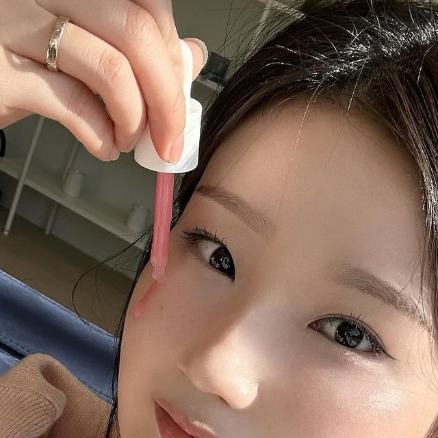 Serenity 가은 on Instagram: "#협찬  여러분 여러분!! 🙋🏻‍♀️
혹시 성분 맛집 #메디큐브 에서 따끈따끈한 신상이 나온 거 알고계신가요?? 바로바로 🩷‘ PDRN 핑크 펩타이드 앰플 ’🩷이 2024년 6월에 출시되었습니다!

저는 선런칭 되자마자 바로 만나보았는데요!
패키지부터 앰플까지 색감이 핑크핑크 분홍분홍 너무너무 아름답지 않나요…? 전 상품을 받자마자 너무 이뻐서 바로 웃음이 차오르고 행복해졌어요☺️☺️
또 앰플을 바르자마자 피부 속부터 꼼꼼하게 스며들어 피부에 자연스러운 핑크속광이 촤라라 -✨생기더라구요! 
비타민B 12 자체 본연의 색이 핑크색감이었다는 것을 알고 계신가요? (비타민B12 너 이 자식 너무 이쁜 친구였구나??)

핑크 앰플을 조금 더 자랑해보자면 !!
PDRN , 펩타이드 , 연어 콜라겐 , 코엔자임 Q10 등 고가의 에스테틱 성분이 아낌없이 들어가 있다고 합니다. 🤔

여기서 PDRN 성분은 연어에서 추출된 것으로 핫 에스테틱 성분이에요. 근데 핑크 흔적 앰플에는 ‘연어 PDRN 성분 1 %’를 핑크앰플 한 병에 최다 함유하였다는 사실! (홈케어로 에스테틱 효과라니,,, 역시 메디큐브👍🏻) 그래서 단 2주 만에 거뭇한 잡티를 강력하게 케어하고, 맑고 깨끗하게 핑크토닝 효과가 피부에 나타난답니다🩷

아무리 자외선차단제를 꼼꼼하게 바른다고 해도, 여름에 주근깨,,, 관리하기 너무 어렵잖아요…🥺 같은 자리에 잡티와 흔적들이 반복되는 이유는 그 자리의 탄력&장벽이 무너졌기 때문인데요. 전 이 핑크앰플을 통해 무너진 탄력과 장벽을 동시에 케어하고, 잡티들이 반복되지 않도록 근본적인 케어에 큰 도움을 받았답니다 ㅎㅎ
제품을 받자마자 꾸준히 사용한 결과 피부가 더욱 깨끗해지고 핑크 속광이 차오르는게 느껴지더라구요!🩷

게다가 핑크앰플은 고농축으로 깊은 수분감과 흡수력이 빨라 끈적임도 금방 사라져서 더운 여름 잡티 케어템으로 딱이었어요.

어두운 잡티와 피부흔적을 개선하시고 싶으신 분, 
수분을 채워주면서 피부 속부터 올라오는 탄력있는 핑크 속광을 갖고싶은 분들께 정말 너무너무 추천드려요! 🩷

⭐️ 저는 메디큐브 제품들을 너무너무 사랑하고 자주 사용하는 사람으로서  부스터 프로랑도 사용해보았는데요! 부스터모드로 핑크앰플을 사용해주면,,, 핑크 속광이 너무너무 영롱하게 올라온답니다ㅎㅎ (피부기기 없어도 흡수가 빠른 앰플이라 손으로도 충분해요)

우리 모두 🩷메디큐브 PDRN 핑크 펩타이드 앰플🩷로 피부를 여름 자외선으로부터 지켜보는 건 어떤가요?

해당 후기는 무료로 제공받아 주관적으로 작성한 리뷰입니다.

#메디큐브#메디큐브 PDRN#PDRN 핑크 흔적 앰플#PDRN #PDRN 앰플#흔적앰플#속광
#바르는 PDRN#탄력#잡티세럼#잡티앰플#흔적앰플
#뷰티#뷰티팁#화장#코스메틱#메이크업#뷰티인스타#beautystagram#cosmetics#makeup"
