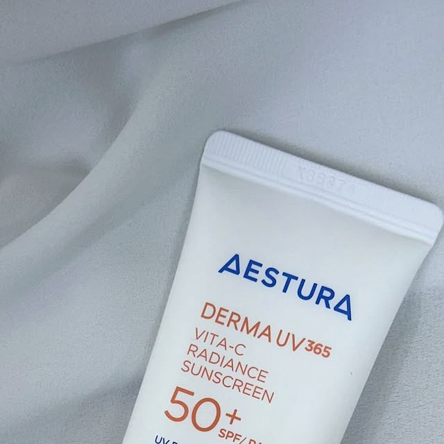 일상 소통기록👀 ̤̮ on Instagram: "#광고 더마UV 365 비타C광채 수분 선크림 💧 길어진 여름을 맞이하여 3월 1일 출시 예정인 비타C광채 수분 선크림 기획세트가 신제품