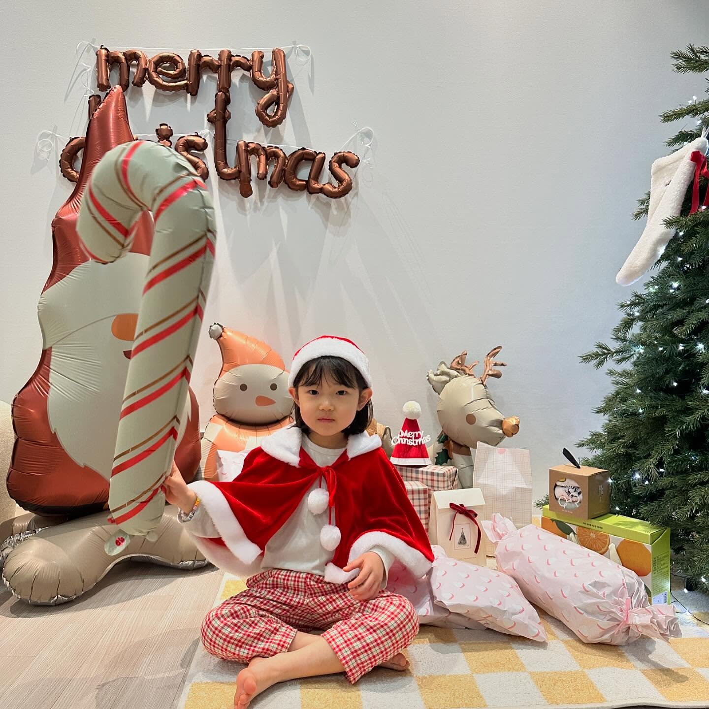 누나는 많이 의젓해졌고 돌쟁이 동생들은 정신없어진 우리집 크리스마스파티🎄 이서가 작년 파티도 또렷이 기억하는 거 보면 오늘로써 10+년째 전통을 지켜오는 우리집 크리스마스파티가 꽤 자랑스러움❤️ 아기들이 커서도 오래오래 기억하길!