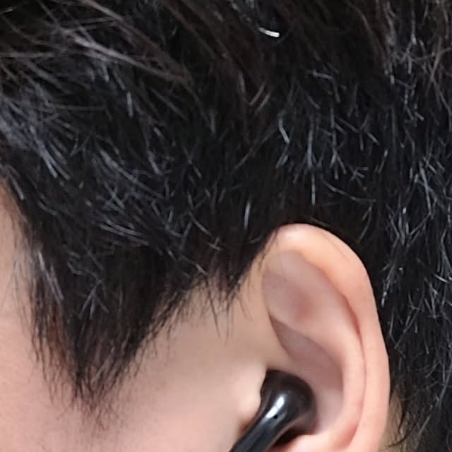 곽윤희 on Instagram: "#광고 SMIRIA이어폰, SMIRIA 블루투스 이어폰 솔직 후기

요즘 가성비 좋은 무선 이어폰을 찾다가 SMIRIA이어폰을 구매하게 됐어요.
먼저 디자인부터 말씀드리자면, 블랙 컬러가 세련돼 보이고 마감도 깔끔해서 첫인상이 참 좋았어요.
케이스도 작고 가벼워서 주머니에 쏙 들어가 휴대하기 편하더라고요.

착용감도 정말 만족스러웠어요. 귀에 착 달라붙으면서도 오래 착용해도 불편함이 없었고,
운동할 때 땀에도 강한 방수 기능 덕분에 걱정 없이 사용할 수 있었습니다.

음질은 기대 이상이었어요. 고음과 저음의 균형이 잘 잡혀 있고,
베이스가 살짝 강조돼서 음악 들을 때 더 풍성한 느낌이 들더라고요.
영상 볼 때도 싱크가 딱 맞아서 몰입감 있게 감상할 수 있었어요.
통화 품질도 좋았는데, 주변 소음은 잘 차단해 주면서 제 목소리는 또렷하게 전달됐어요.

배터리 성능도 꽤 괜찮았어요.
이어폰만으로 최대 8시간 정도 연속으로 쓸 수 있고,
케이스까지 합치면 32시간 넘게 사용할 수 있으니 충전 걱정이 적었어요.
충전도 빠르고 USB-C 타입이라 편리하게 충전할 수 있었습니다.

블루투스 5.3 덕분에 연결도 빠르고 안정적이었고,
터치 조작도 반응 속도가 빨라서 편리했어요.
노이즈 캔슬링과 주변 소리 듣기 모드도 있어서 상황에 맞게 사용할 수 있더라고요.

운동할 때, 출퇴근할 때, 실내에서 업무할 때도 모두 만족스럽게 쓸 수 있어서
저는 이 제품을 학생, 직장인, 운동하시는 분들께 자신 있게 추천합니다.

구매 링크는 댓글에~!
https://link.coupang.com/a/cvuCNm

@smiria2012

#SMIRIA이어폰 #SMIRIA블루투스이어폰
#이어폰추천 #이어폰 #무선이어폰"
