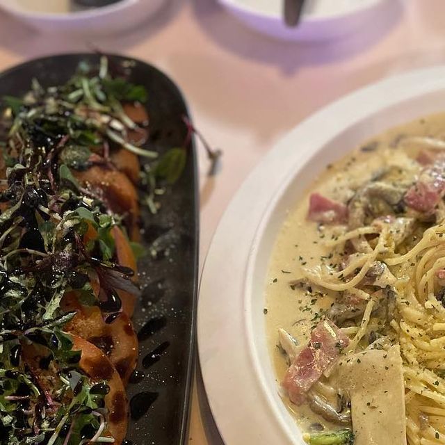 @vvvv.lee on Instagram: "너무 춥지만 연말이니깐 모임!
동네 괜찮은 술집 식물원
분위기 맛집라규 😘

#식물원 #인천 #술집
#토마토얼큰파스타#베이컨명란크림파스타#토마토카프리제#부채살스테이크#철판무뼈닭발#골뱅이쫄무침#애플망고하이볼#얼그레이하이볼#자몽하이볼 #맥주
#분위기맛집 #먹스타그램 #맞팔 
#좋반 #일상 #술 #모임 #연말"
