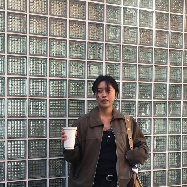 신유 SHIN U on Instagram: "#IRONYPORNOWHITELINE #협찬 
미니멀한 디자인의 @1rony9orno_official 의 스웨이드 자켓🤎
컬러코디가 요즘 유행하길래카키컬러 자켓에 
컬러 스타킹으로 봄 넉낌 줘봤습니당 어떤가요!!

언능 더 따뜻해져서 피크닉 가고 싶오요~~~😆

#남여공용자켓 #자켓 #스웨이드자켓"