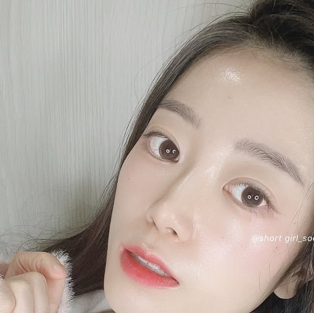 쑤 on Instagram: "#협찬 @ladybiz_official 레이디비즈
💄시티걸 무드 컬렉션 글로시틴트

이거모야 촉촉항디 입술 착붙 밀착력 미쳐벌였자너🫢
글로시틴트잉데두 부담시럽게 막 번떡번떡거리구 
끈적거려서 먼지랑 머리카락 묻구 그렁거능 1도업시
은은한 물광에 색감도 전부 입뿌게 잘 빠졌잖여💋🩷

#레이디비즈 #ladybiz #레이디비즈립틴트
#립추천 #글로시틴트 #촉촉매트립 #단풍립"