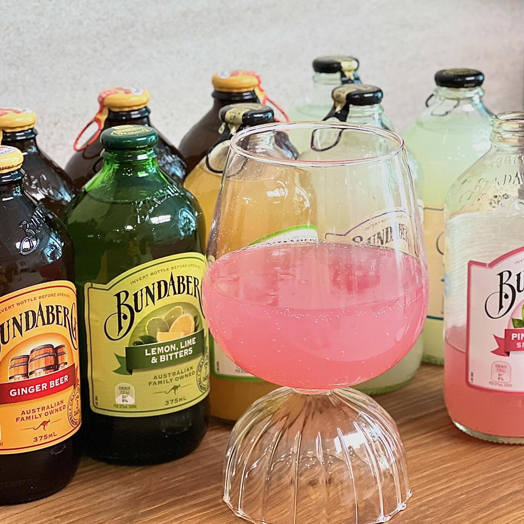 끈끈 | #제품제공 @bundaberg_kr 가장 맛있는 맛을 보여주는 발효 기간을 거쳐 완성되는 #분다버그 #진저비어 #레몬라임앤비터스 #핑크자몽 #트로피칼망고 #트레디셔널레몬에이드 맛별로 다른 매력인데 색감부터 취저..💘 어떤 음식과 페어링 해도… | Instagram