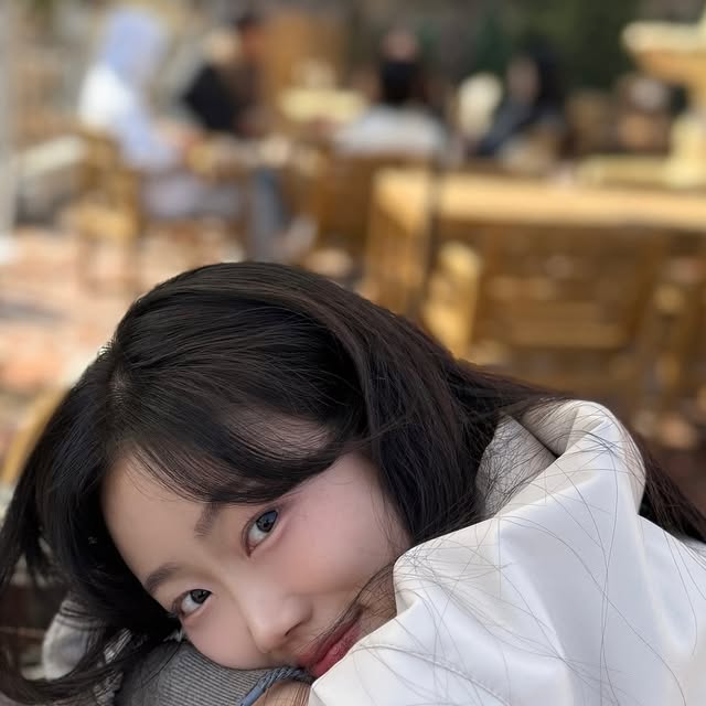O__xzzi/ 행복제조기 / 감성글귀 / 글쓰기작가 / 여행지추천 / 맛집술집추천 on Instagram: "#협찬 #비바브라운 85-VIVA040 유틸리티 빈티지 오버핏 레더 자켓은 여유로운 오버핏 실루엣의 레더 자켓이