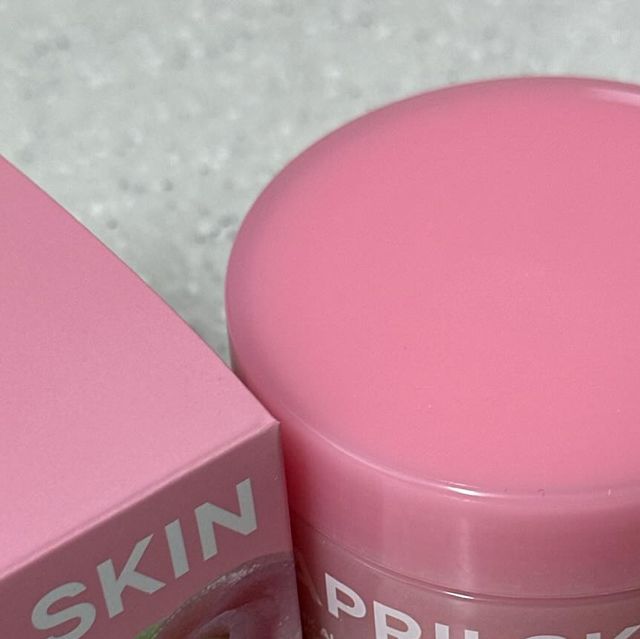 노주영 on Instagram: "#협찬 에이프릴스킨 핑크알로에 머랭숍
@aprilskin_korea 

4 in 1 신개념 머랭 클렌저 출시!
에이프릴스킨 핑크알로에 머랭솝!
더 강력한 피부 진정 효과, 핑크 알로에 *트러블 진정 머랭솝
#에이프릴스킨 #핑크알로에머랭솝 🤍

WHY 머랭솝 인가요?
✅머랭처럼 쫀쫀한 거품과 제형이 특징인 핑크알로에 머랭솝
✅에이프릴스킨만의 머랭충진🤍

*트러블 잠재우고, 모공은 비우고
- 일반 알로에 대비 진정 성분이 더 높아진 핑크 알로에 함유 
- 쫀쫀한 머랭 거품이 모공 속 숨은 미세먼지, 노폐물까지 OUT!
- 여드름성 피부 사용 적합 테스트 완료 / 저자극 테스트 완료

더욱 간편해진 4 in 1 클렌저 , 핑크알로에 듀얼 머랭솝
-  point 1: 각질케어부터 진정클렌징까지 클렌저 하나로 끝!
-  point 2:  진정에 진정을 더한 프리미엄 듀얼 머랭솝
1️⃣핑크클렌저 > 핑크 알로에 + 콩 스크럽 + 수분 성분 72% 함유
2️⃣그린클렌저 > 병풀 추출물 + 녹두 스크럽 + 자연 유래 성분 78% 함유
- point 3: 폼클렌징: 모공 속 노폐물 제거
  각질 제거: 부드러운 피부 케어
  수분케어: 당김없는 즉각 수분 진정 

자극은 적게, 각질은 확실하게
-미세 분말 스크럽으로 저자극 각질케어: 국내산 녹두 스크럽 & 콩 스크럽
-모공 속 피지 틈새까지 초 미세먼지즉각 세정팩: 진정 수분팩, *붉은기 진정, 피부 톤 균일 케어 

STEP 1. 물기없는 얼굴에 도포한 다음 롤링하며 마사지해주세요. (각질케어)
STEP 2. 쫀쫀한 거품으로 부드럽게 세안해주세요. (노폐물out)
STEP 3. 미온수로 씻어내줍니다.
TIP. 진정이 필요한 부위(볼, 이마 등)에 팩처럼 도포한 다음,
1~2분 뒤 거품을 내어 씻어내주시면 폼클렌징부터 진정팩 효과까지 느끼실 수 있습니다.

#광고#@aprilskin_korea#에이프릴스킨#aprilskin#핑크알로에#머랭솝#클렌저추천#폼클렌저#폼클렌징#폼클렌징추천#클렌징폼#클렌저#알로에#알로에클렌저#피부진정#피지#폼클렌저추천#각질제거#저자극클렌저"