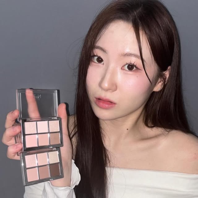 서에오 on Instagram: "#광고 #투에이엔 뽀용뽀용 메이크업에 찰떡인 투에이엔☁️🩷 특히나 구름처럼 보송보송한 포켓 코튼 블러링 스틱이 취저🤍🤍 스틱하나로 아이, 립, 블러셔까지 가능
