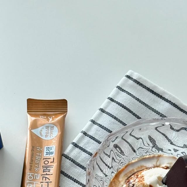 제나홈 | 작은집인테리어 | 1인가구 on Instagram: "#광고

나른한 오후, 달달한 아포가토 즐기기🤍

맥널티 커피만 있으면 아포가토 만들기 넘나 쉬워요
달달한 바닐라 아이스크림 한스쿱에 맥널티 액상스틱 한포 뜯어 부어주면 끝! 달콤쌉싸름한 다크 초콜릿도 올려줬더니 더 맛있네요🍨

맥널티 액상커피는 아메리카노로 즐기기도 좋은데요☕️
에스프레소샷이 1스틱에 가득 들어있어 아아로 마셔도, 뜨아로 마셔도 진한 커피의 맛을 느낄 수 있었어요 디카페인이라 밤에도 카페인 걱정 없이 마실 수 있는 것도 좋았다는😊

간편하게 디카페인 커피 즐기고 싶으신 분들은 꼭 한번 경험해보세요:)

@mcnulty_official 
🔗https://bit.ly/Espresso_decaf"