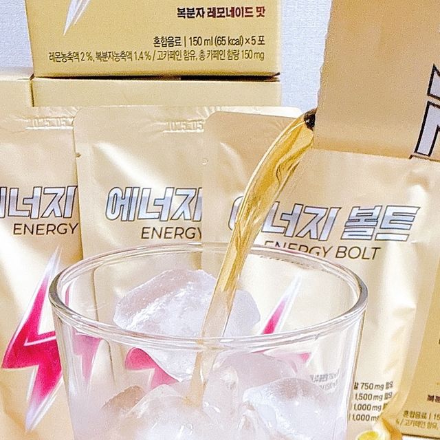 𝙗𝙤𝙣𝙖𝙝𝙤𝙧𝙖🐰 on Instagram: "#광고 @energyshop_official 클린 All-in-One 에너지⚡🥃 에너지샵 ’에너지볼트‘ 마셔봤어요!😘🩵💚💛 운동 전 꼭 필요한 성분들을 조합해➰ 운동 효과