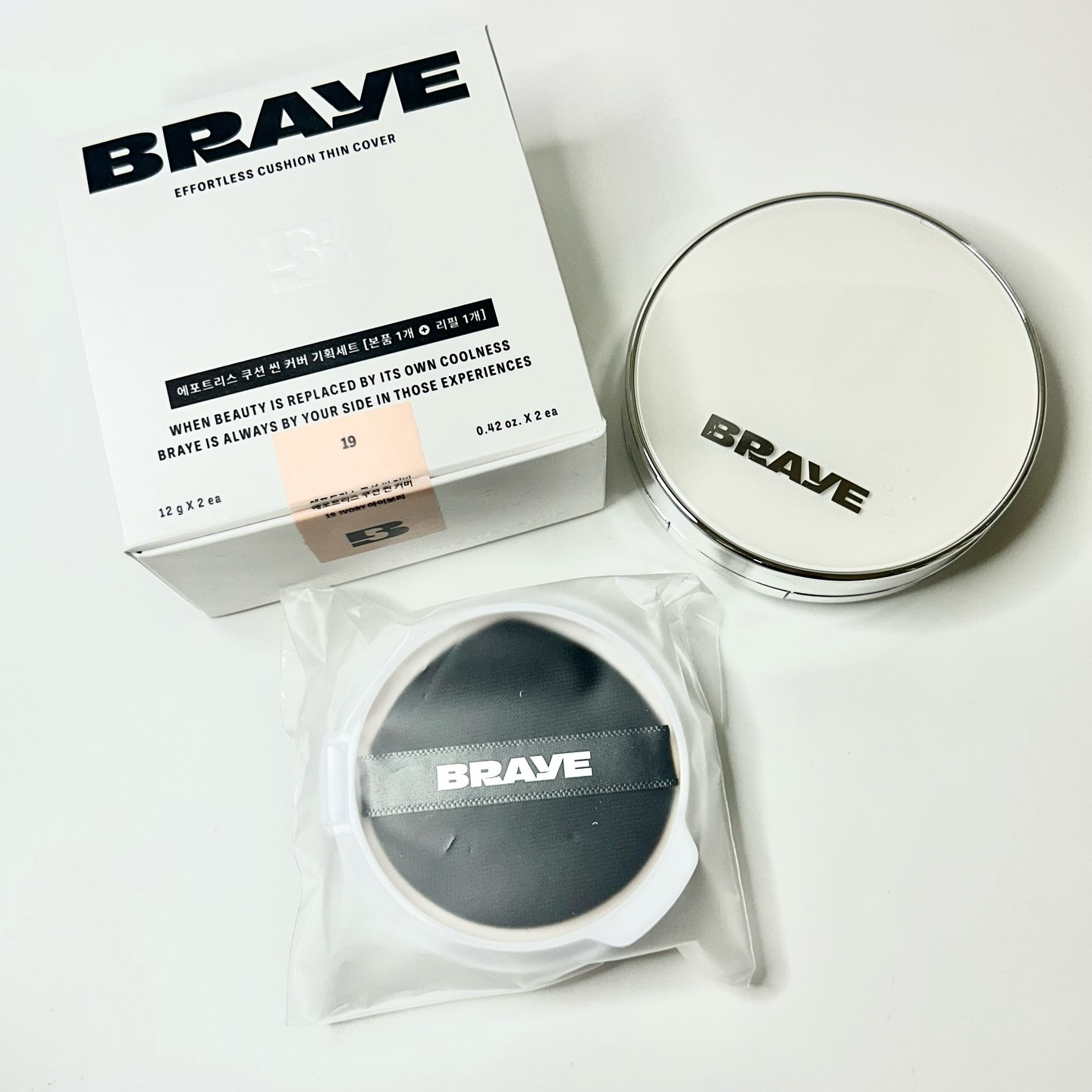 #협찬 브레이 에포트리스 쿠션 씬 커버 기획 세트

유니크함을 가득 담은 브레이 (BRAYE) 브랜드
브랜드를 잘 나타내는 슬로건을 지니고 있어요
SLOGAN : COOL WOMEN NEVER DIE
[ 멋진 여성은 죽지 않는다 : 멋진 사람의 정신은 변치 않는다 ] 는 브랜드 가치관을 함축합니다.

🩶품명 : BRAYE EFFORTLESS CUSHION THIN COVER 
/브레이 에포트리스 쿠션 씬 커버
- 컬러 : 3 COLOR
- 기능: 미백, 주름개선, 자외선 차단 기능성 (SPF 50+/PA+++)
- 용량 및 가격 : 12g / 38,000원

무심하면서도 감각적인 매력을 지향하는 뷰티브랜드, 브레이의 첫 번째 
베이스 라인인 에포트리스 쿠션 씬 커버 제품이에요

브레이의 첫 베이스의 특징은
무심한듯 #얇벽 하게 커버는 얇게, 실패는 없게. 인데요
특징을 내새우는 만큼 얇게 밀착되는 씬 커버 포뮬러라서
세미매트 마무리감을 가지고 있어 정말 가볍게 올라와요

가벼운 제형에 한번의 터치로 톤,결,잡티 3중 커버가 가능해서
기초베이스부터 수정화장용으로 모두 사용하기 좋고
요철과 색소까지, 피부고민을 섬세하게 커버해줘서
얼룩덜룩 한 피부톤에도 잘 맞더라구요

100시간 안티 다크닝 효과/ 메이크업 색상 지속 효과 / 광채 지속 효과
브레이의 첫 번째 베이스 답게 지속력 까지 갖춰
정말 아쉬움이 없게끔 만들어졌는데요!
밀착력+ 커버력 거기에 지속력까지 한번의 화장으로
장시간 외출에도 수정화장이 필요하지 않는 다는 점은 정말 큰 장점이에요

피부도 숨쉬는 브리더블 밀착 쿠션
촘촘한 미세분자 공법으로 더 매끈하고 가볍게
68%의 스킨케어링 성분으로 하루종일 촉촉한 보송한 결광 유지

톤에 구애 받지 않는 뉴트럴한 3가지 컬러 #톤프리 #올톤 커버
- 19호 아이보리 : 밝은 피부톤을 위한 맑은 상아빛 컬러
- 21호 바닐라 : 붉지도 노랗지도 않은 정석 뉴트럴 컬러
- 23호 샌드 : 건강하고 자연스러운 뉴트럴 컬러

높은 커버력이지만 깨끗하고 자연스러운 피부표현이 가능해서 좋았어요

제형이 얇게 올라가는 데 퍼프 자체가 쫀쫀 해서
퍼프에 제형을 묻혀 피부 위에 가볍게 밀듯이 도포한 후
퍼프로 두드려 마무리해주는게 더 좋은 것 같아요!

유니크한 패키지로 주목받는 브랜드인만큼 신제품에 대한 기대도 컸는데
유광의 둥글면서 얇은 패키지로 가볍고 시크함을 나타낸 것 같고
제품력이 정말 우수해서 베이스 맛집이 될 것 같더라구요!

🖤공식 런칭 : 2025/01/14(화)
- 런칭 채널 : 브레이 공식몰 단독 선런칭
- 런칭 혜택 : 리필 기획세트로 출시, 쿠션 본품+리필 증정
+ 공식몰 단독, 런칭기념 할인 특가 예정

#협찬 #BRAYE #브레이 #쿠션 #세미매트쿠션 #커버쿠션 #지성쿠션 #복합성쿠션 #수부지쿠션 #쿠션추천