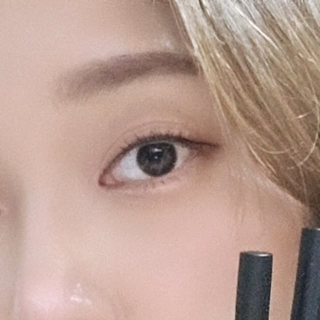 도희 on Instagram: "#광고 🌸꽃보라 1924 글리터 라이너🌸
'꽃보라1924' 는 뷰티렌즈 브랜드 오로라렌즈에서 런칭한 브랜드로, 눈에 그리는 아름다움을 표현하는 아이 메이크업 전문 코스메틱 브랜드예요.

1924 글리터 라이너는 꽃보라 자체에서 선정한 모두가 바라는 '일구이사 세대들의 특별한 소망' 이 담겨진 꽃보라 가든의 첫 번째 꽃이라고 해요.

🤍실버 한 송이
투명하고 맑은 실버 펄
🩷로즈 골드 한 송이
부드러운 베이비 핑크가 더해진 로즈 골�

✨5배 업그레이드 된 지속력으로 생잉크의 또렷한 발색
✨땀, 수분, 유분에도 끄떡없는 3중 철벽 프루프
✨0.15mm 극세모 브러쉬로 부드럽고 깔끔하게 드로잉 가능 
✨얇은 피부를 생각한 비건 인증 & 꽃 추출물 함유

#꽃보라1924 #비건화장품 #눈화장 #아이메이크업 #지속력 #애교살라이너 #꽃보라 #리퀴드글리터라이너 #글리터추천 #1924글리터라이너 #KKOTVORA"