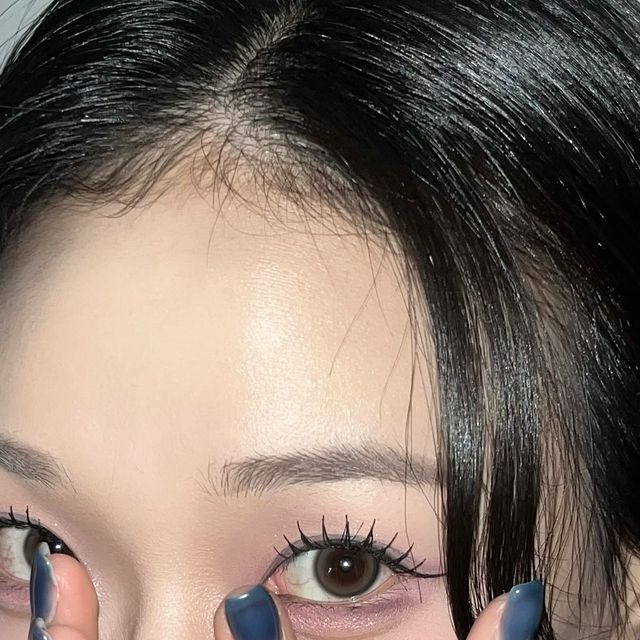 👻 on Instagram: "#광고 🫧 @i_dollens 🫧

쿨톤 메이크업 좋아해서 무조건 그레이 렌즈만 착용하는 사람 🙋🏻‍♀️
이 두 렌즈는 컬러 이름에서부터 알 수 있듯이 
애쉬한 그레이 빛 브라운과 붉은기 빠진 오묘한 브라운 컬러로
평소 브라운 렌즈는 대체적으로 너무 따듯한 느낌이나 답답해보이는 
그 느낌이 싫어서 도전 못 하는 사람들한테 추천 💝

예쁜 것도 중요하지만 무엇보다 가장 중요한 착용감❕
렌즈를 착용할 때 눈의 움직임을 렌즈가 따라가지 못하고 겉도는 
훌라 현상도 정말 없는 편이여서 이물감 없이 눈이 편하고 
건조함도 많이 느껴지지 않아 추천 👁️👁️ 👍🏻

📌 착용 렌즈 정보
1,2컷 착용 렌즈
EYEIS 1DAY 
- ASH BROWN 애쉬 브라운 (-6.00)
6,7,8,9컷 착용 렌즈
CANNA ROZE 1DAY 
- NUDE BROWN 누드 브라운 (-6.00)

🛒 렌즈 구매 정보
아이돌렌즈 공식 온라인 스토어
http://www.idollens.kr/
아이돌렌즈 공식 인스타그램
https://www.instagram.com/i_dollens?igsh=MXYzemtndmIyemtodQ==
.
.
.
.
.
.
.
#렌즈 #아이돌렌즈 #브라운렌즈 #애쉬빛렌즈 
#렌즈추천 #원데이렌즈 #원데이렌즈추천
#협찬 #렌즈협찬 #렌즈모델 #모델"