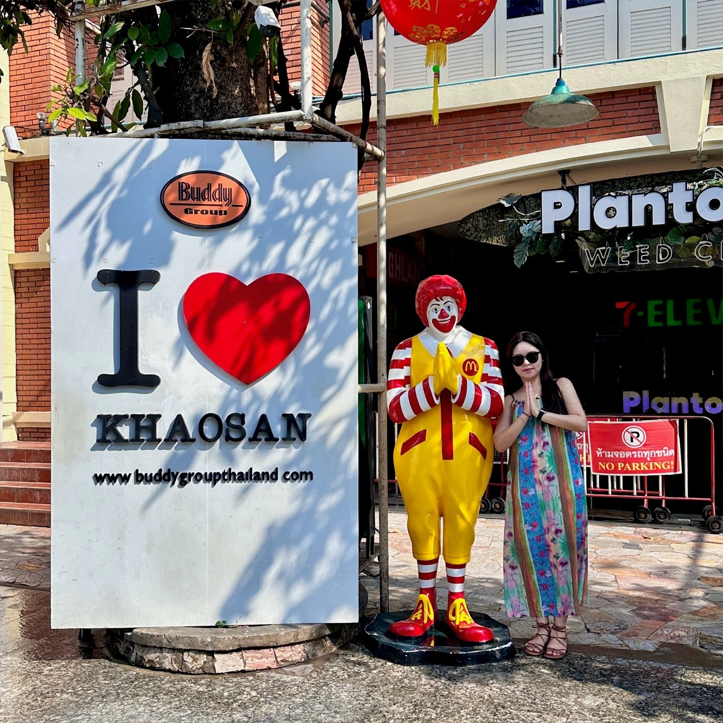 카오산로드 로날드아저씨랑💛
아침부터 카오산3대국수투어 하러 가기 직전,

#khaosanroad #bangkok #방콕여행 #카오산로드