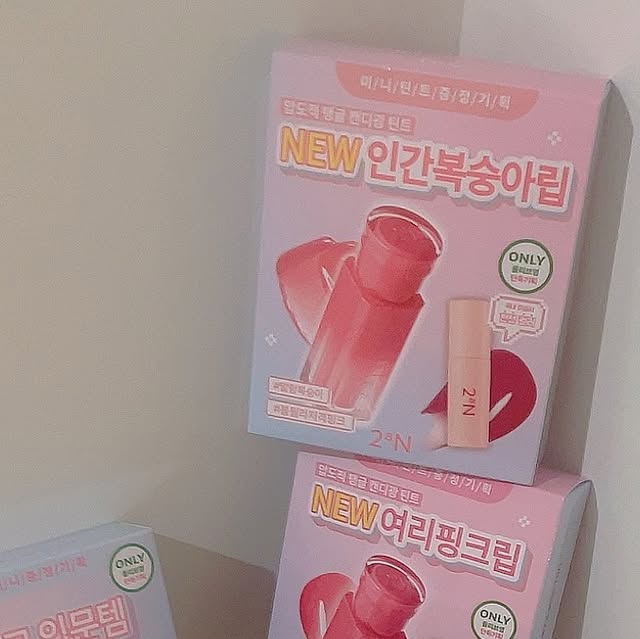 뽀로롱공쥬님 on Instagram: "올리브영 8월 올영픽 추천템, 이번에 새롭게 출시된 투에이엔 러브 버블 컬렉션에 완전 반했어요🩷

한 입 베어 문 복숭아처럼 달콤한 색감과 투명하게 반짝이는 무드… 이번 신상은 그냥 컬렉션 전체가 소장각! ✨

💄글레이즈 바운싱 틴트로 촉촉하게 물든 입술, 아이 팔레트 버블캔디로 사랑스러운 아이 메이크업, 듀얼 치크 핑크로 볼에 생기 한 스푼!

게다가 롱 웨어링 파운데이션 미니까지 가볍고 촘촘하게 밀착돼 하루 종일 무너짐 없이 완벽!👏🏻

#올영픽 #올리브영추천템 #올영필수템 #러브버블컬렉션 #롱웨어링파운데이션미니 #컬러플레이듀얼라이너"
