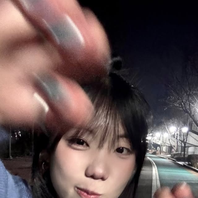 정민경 on Instagram: "나는파란색이좋아 。・°°・(＞_＜)・°°・。 

🌨️
 ̊₊✯͡ 단정한 라운드 실루엣의 오버핏 긴팔 니트
̊₊✯͡ 소매와 밑단 립 처리로 안정감 있는 핏
̊₊✯͡ 내추럴한 드롭 숄더 실루엣
̊₊✯͡ 자카드 원단으로 제작되어 보온성 높은 따뜻한 착용감
🌨️

#광고 #스탠다드에러 #STANDARDERROR #남녀공용니트 #니트 #데일리룩 #니트추천 #가을니트 #겨울니트 #오버핏니트 #긴팔니트 #레터링니트 #KNIT #ニート"