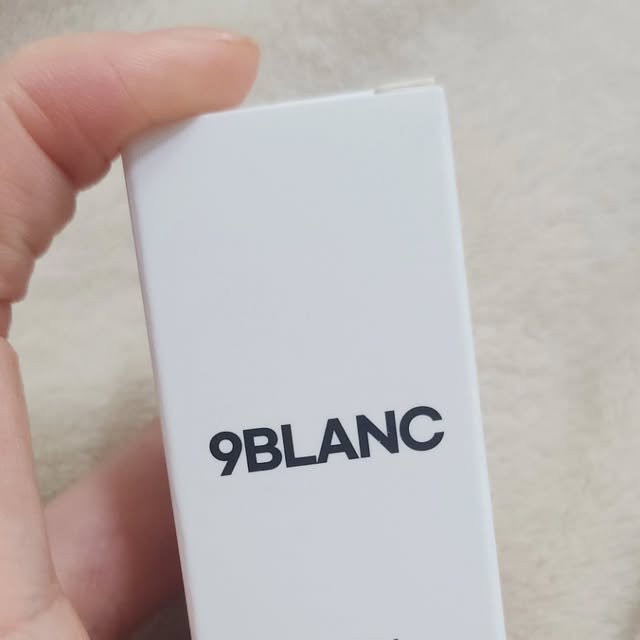 내일을 위한 씨앗을 심어 언젠간 자라겠지 🌱😌💗 on Instagram: "기미랑 잡티 때문에 비타민C 앰플 이것저것 써봤는데
이건 바르자마자 아… 다르다 싶었던 앰플 🧡
바로 나인블랑 영국산 순수비타민C 23.5% 기미 앰플
#광고

✔️ 숫자가 증명하는 함량
비타민C 앰플은 무조건 함량부터 보게 되는데
이건 순수 비타민C가 23.5%
시중 제품들이랑 비교해도 확실히 높은 수치라 믿음이 가요

✔️ 따가워야 진짜다
처음 발랐을 때 살짝 따끔 ✨
처음엔 놀랐는데 이게 피부 틈새로 비타민이 스며드는
‘틈새 활성 반응’ 이라더라구요
3일 정도 지나니까 피부가 적응하면서
결이 매끈해지고 속에서 광이 올라오는 느낌 🫧

✔️ 단기간 변화 체감
저녁에 바르고 자면
다음 날 화장 먹는 게 확실히 달라요 ㅎㅎㅎ
칙칙했던 피부 톤이 맑아 보이고
잡티 케어 시작된 느낌이라 요즘 홈케어 루틴에 꼭 넣는 중

고함량 비타민C 찾는 분들
기미·잡티 때문에 고민 중이라면 한 번쯤 써볼 만해요 🍋
사진에는 꼭
👉 @9blanc_official 태그 잊지 마세요ㅎㅎ 💛

#나인블랑 #9BLANC #비타민C앰플 #기미앰플 잡티앰플
미백앰플 영국산비타민C 순수비타민C
속광앰플 홈케어 스킨케어추천 따가워야진짜다"