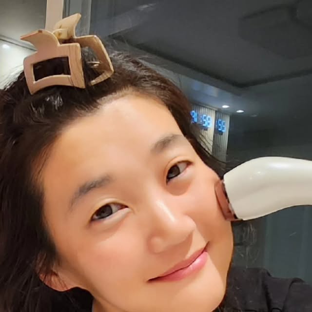 뽀얀진주 on Instagram: "#광고 #듀얼소닉이펙트

드뎌 육퇴~🔥🔥🔥 듀얼소닉과 함께~ 여유즐기기~😆
아기가 잠들고 👶🏻 ~ 드뎌 평화를 찾은 거실
조용히 나만을 위한 시간~ 가져본다 ✨️
남편님께서 항상 많이 도와주지만 그애도 육아는 이상하게 힘들다
함께 있으면 즐거운데 뭔가 정신적으로 힘든.. 🥲
아직 그 이유를 찾진 못했지만
이렇게 육퇴후 여유가 생기면 모든 마음이 평안해 진담🩷
요즘 사용하고 있는 모델인 듀얼소닉 이펙트는
기존 제품을 조금더 편안하고 자주 사용할 수 있다는게 엄청난 장점인데
효과 또한 대박이다 👍🏻 
사용한 다음날 남편도 바로 인정 😲
사용하기 쉽게 사용설명서가 너무나 잘 나와있고
피부 부위별로 관리가 가능! 부족한 부분들만 따로 관리 가능!
홈쇼핑 독보적인 1위 듀얼소닉 제품이기도 하지만
국내최초 듀얼레이저 특허등록으로 빛나는 제품😎
반영구적 사용이니 유지비도 없고 너무나 좋당😚
듀얼소닉 이펙트로 우리 모두 피부미인으로 거듭납시다❤️
사용법이 간단하니 부모님께 효도 선물로도 완전 굿🥰

✨️ 듀얼소닉 이펙트 ✨️

@dualsonic_korea

✔️ 수십년간의 연구로 부위별 최적의 7가지 깊이
✔️ 5가지 모드로 피부부위별 맞춤 집중초음파(HIFU) 기술력
✔️ 중안부 축소효과
✔️ 유지비 0원 무한샷
✔️ 인체피부무자극 테스트 무자극 입증
✔️ 국내 최초 입가 주의 임상실험 입증
✔️ SGS 중금속 검사 완료

 #듀얼소닉 #듀얼소닉신제품 #집중초음파 #무한샷 #피부미용기기 #리프팅기기 #홈케어기기 #새해선물 #피부관리 #홈케어 #육퇴"