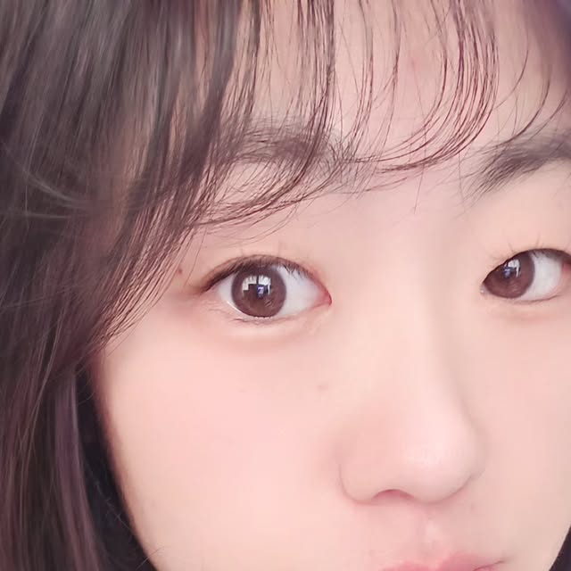 쭈🩷 on Instagram: "#광고

 
부시시한 머리..😁
왁스를 사용 해도 떡지지 않아서 너무 좋아요🥰

향은 은은하면서
발림성은 손에 끈적임이 남지 않는 산뜻하네요☺️
 딱딱하게 굳지 않고 자연스럽게 결이 살아 있는...🩷

 직모, 손상모, 얇은 모발 등 가진 분들에게 추천!👍

애프터던🍃
@afterdawn.kr 

#협찬 #애프터던 #AFTERDAWN #멀티스타일링크림 #Multistylingcream #컬크림 #헤어에센스 #KbeautyHair #HairCareRoutine #DailyHair"